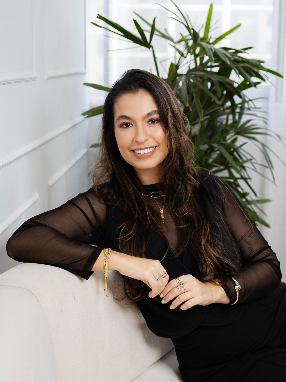 Dra. Érica Mota sentada, em ambiente claro
